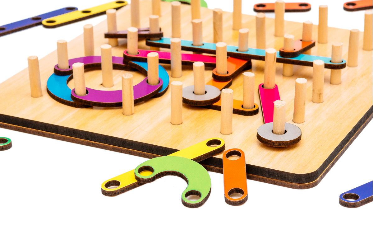 Геометрична розвиваюча дошка Монтессорі