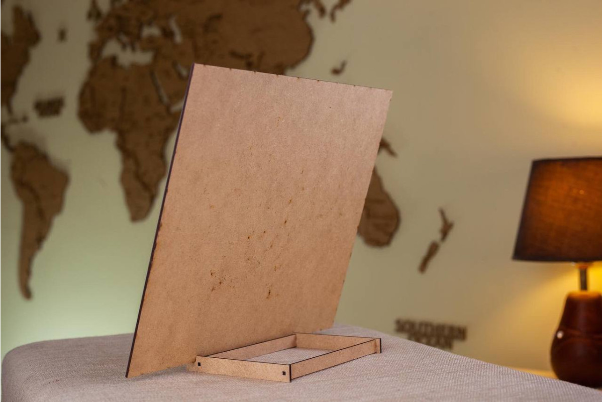 Дерев’яна карта України на підставці