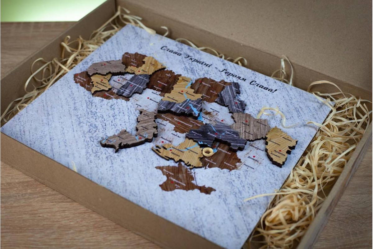 Дерев’яна карта України на підставці