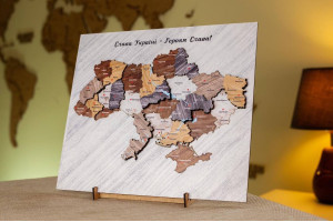 Дерев’яна карта України на підставці