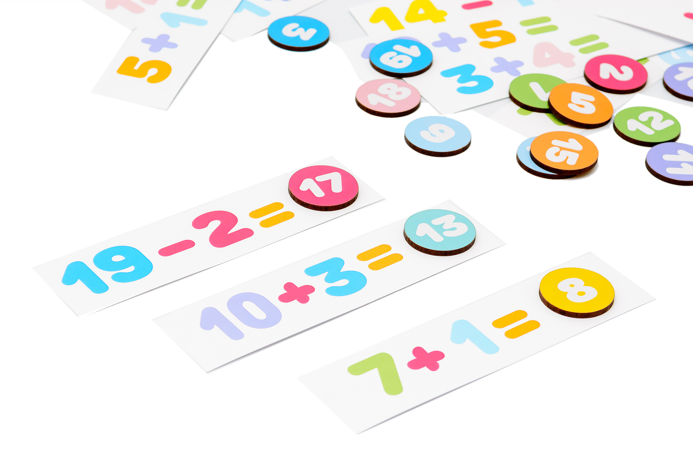 Навчально-розвиваюча настільна гра "Розв'яжи приклади" Навчально-розвиваюча настільна гра "Розв'яжи приклади"