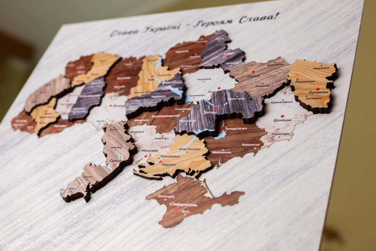 Дерев’яна карта України на підставці Дерев’яна карта України на підставці