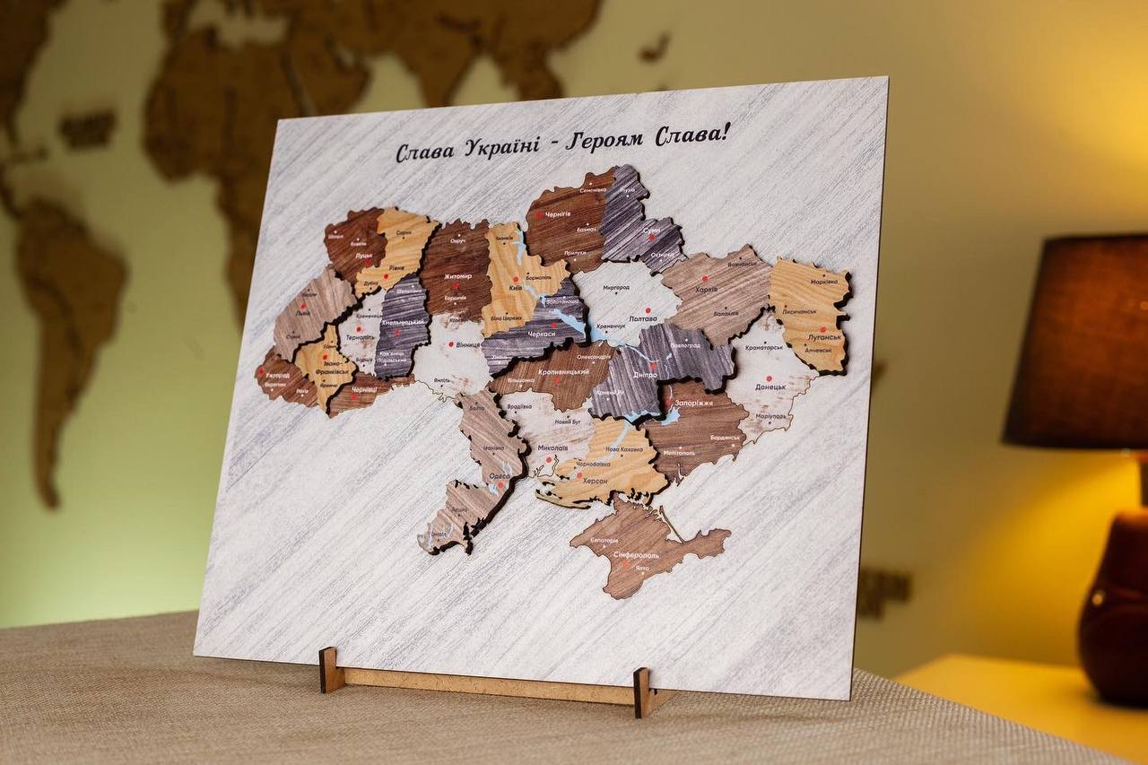Дерев’яна карта України на підставці Дерев’яна карта України на підставці
